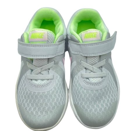 Αθλητικό παπούτσι Nike σε χρώμα γκρι.